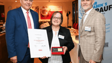 100 Jahre Konditorei Kemetmüller: LIM-Stv. Leo Jindrak (l.) und LIM Reinhard Honeder (r.) überreichten an Johanna Kemetmüller-Leichtfried Urkunde und Medaille. © Röbl