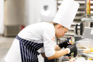Lisa Schögl bei der präzisen Arbeitan ihrer Zuckerblüte bei den EuroSkills in Herning. Trotz des späteren Bruchs der Blüte beeindruckte sie mit Konzentration und Kreativität. © Florian Wieser 