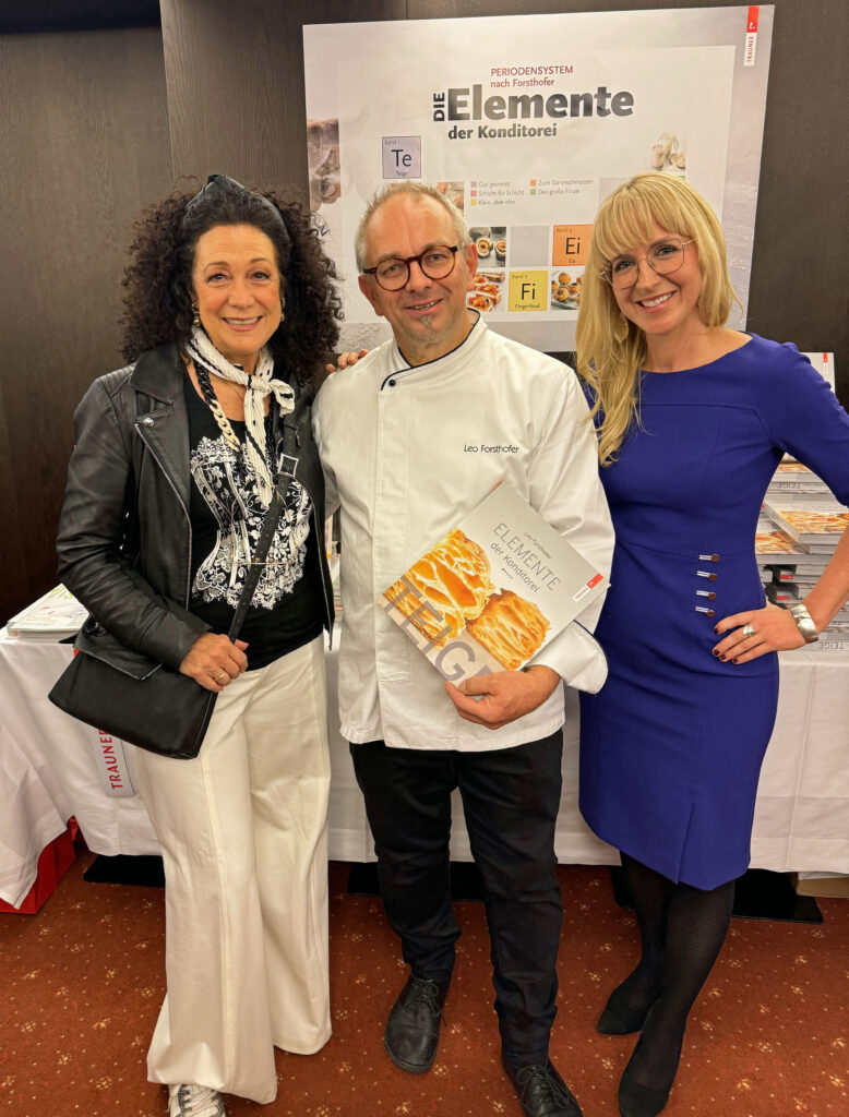 Schauspielerin Barbara Wussow, Autor Leo Forsthofer und Verlagschefin Sonja Trauner freuen sich über das neue Buch. (Bild: Trauner Verlag)