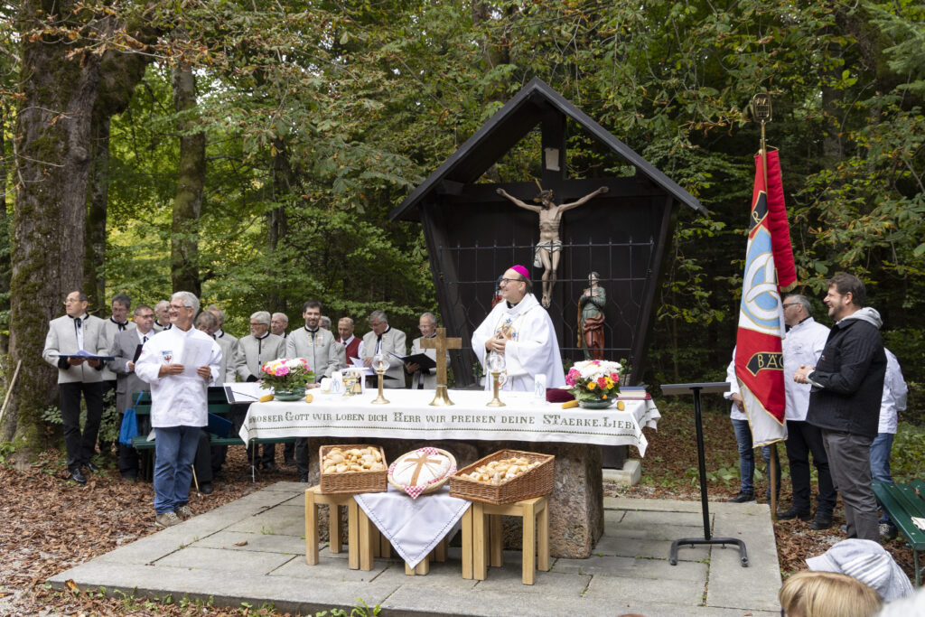 Bischof Hermann Glettler zelebrierte die Heilige Messe beim Höttinger Bild in Innsbruck und segnete das Brot, das Tirols Bäckerinnen und Bäcker zur traditionellen Bäckerwallfahrt mitgebracht hatten. Seit über 300 Jahren ist diese Feier Ausdruck von Gemeinschaft und gelebter Handwerkstradition. (Bild Die Fotografen)