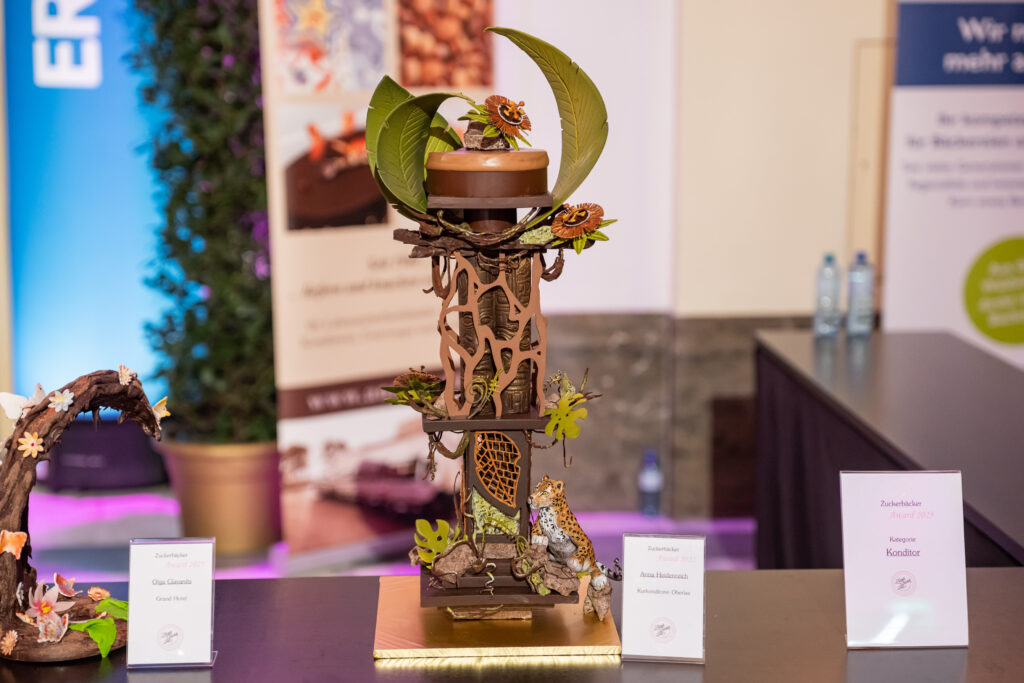 2025 stand der Award unter dem Motto „Dschungel“. Anna Heidenreich kürte sich mit diesem Meisterwerk zum „Vienna Cakemaster 2025“.