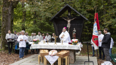 Bischof Hermann Glettler zelebrierte die Heilige Messe beim Höttinger Bild in Innsbruck und segnete das Brot, das Tirols Bäckerinnen und Bäcker zur traditionellen Bäckerwallfahrt mitgebracht hatten. Seit über 300 Jahren ist diese Feier Ausdruck von Gemeinschaft und gelebter Handwerkstradition. (Bild Die Fotografen)
