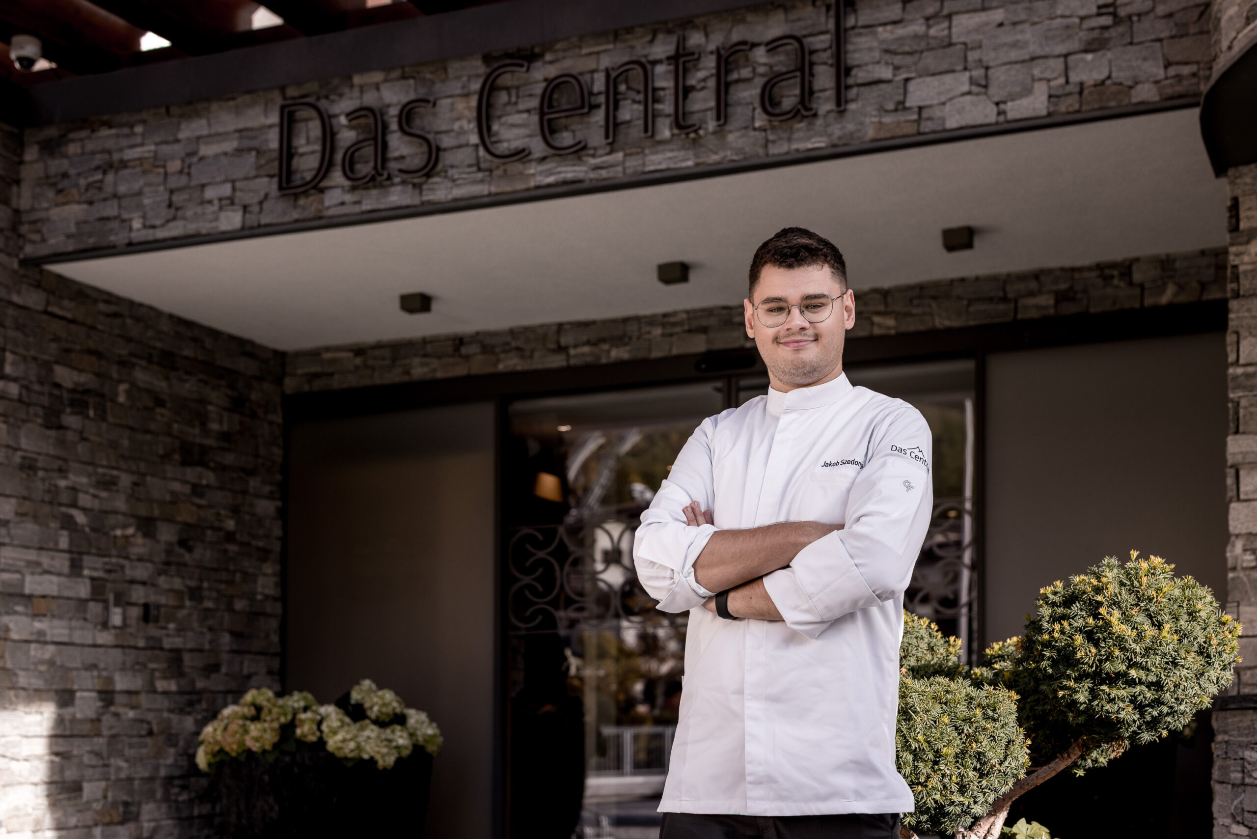 Der dreifach ausgezeichnete „Patissier des Jahres 2025“ Jakob Szedonja übernimmt die Leitung der Patisserie im Das Central. © Rudi Wyhlidal