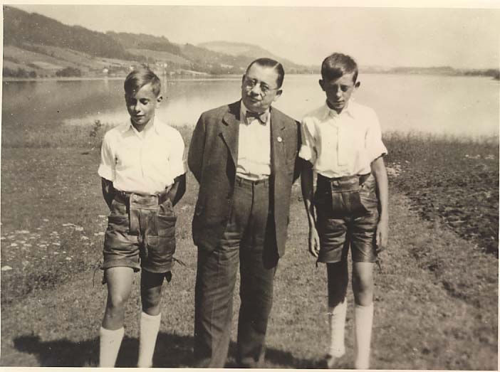 Ludwig Heiner (Erfinder der Kardinalschnitte) mit seinen Stiefsöhnen Herbert und Walther. © L.Heiner