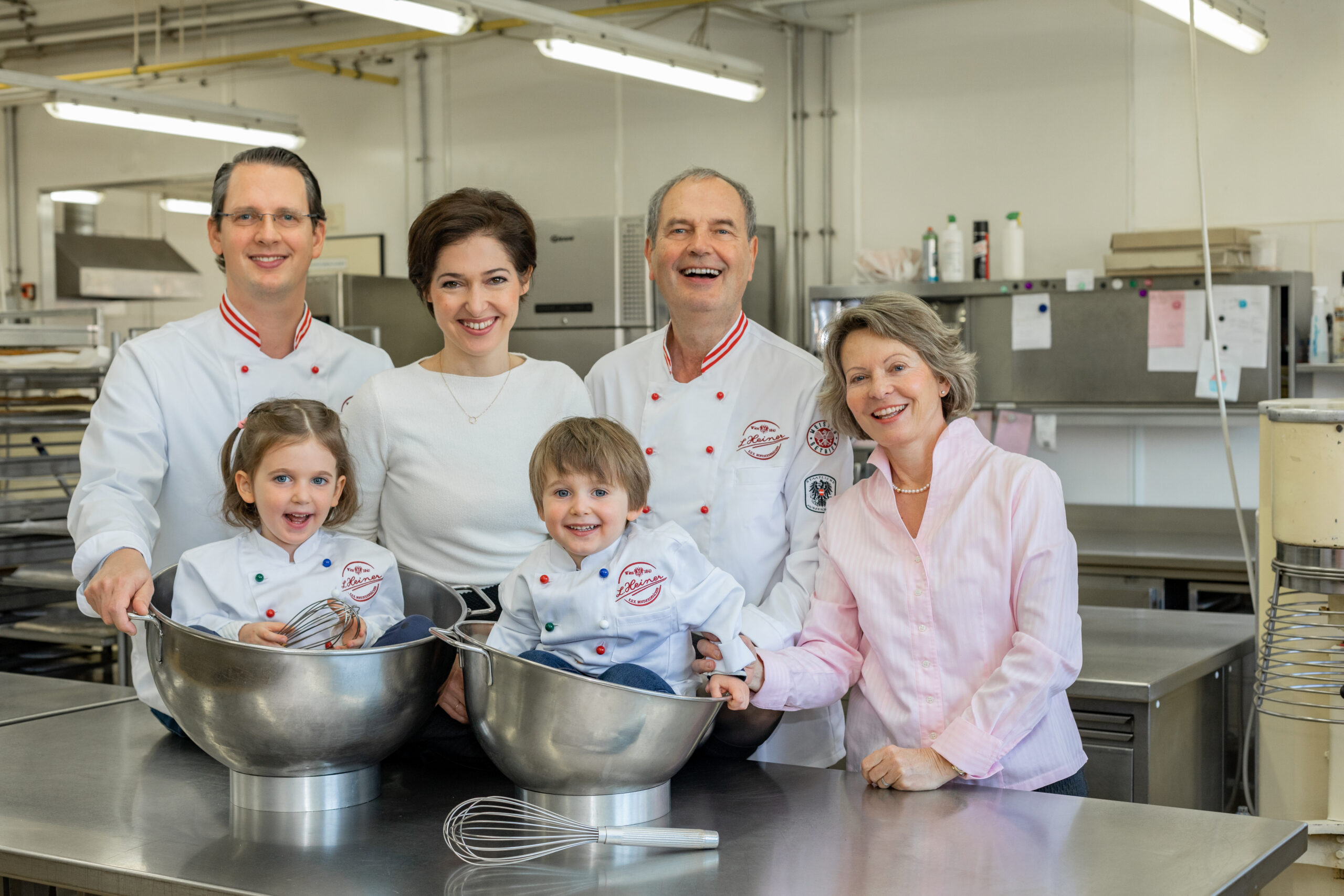 Die Nachfolge ist gesichert: L. Heiner-Chefs Paulus und Michael Stuller mit ihren Familien. © L.Heiner
