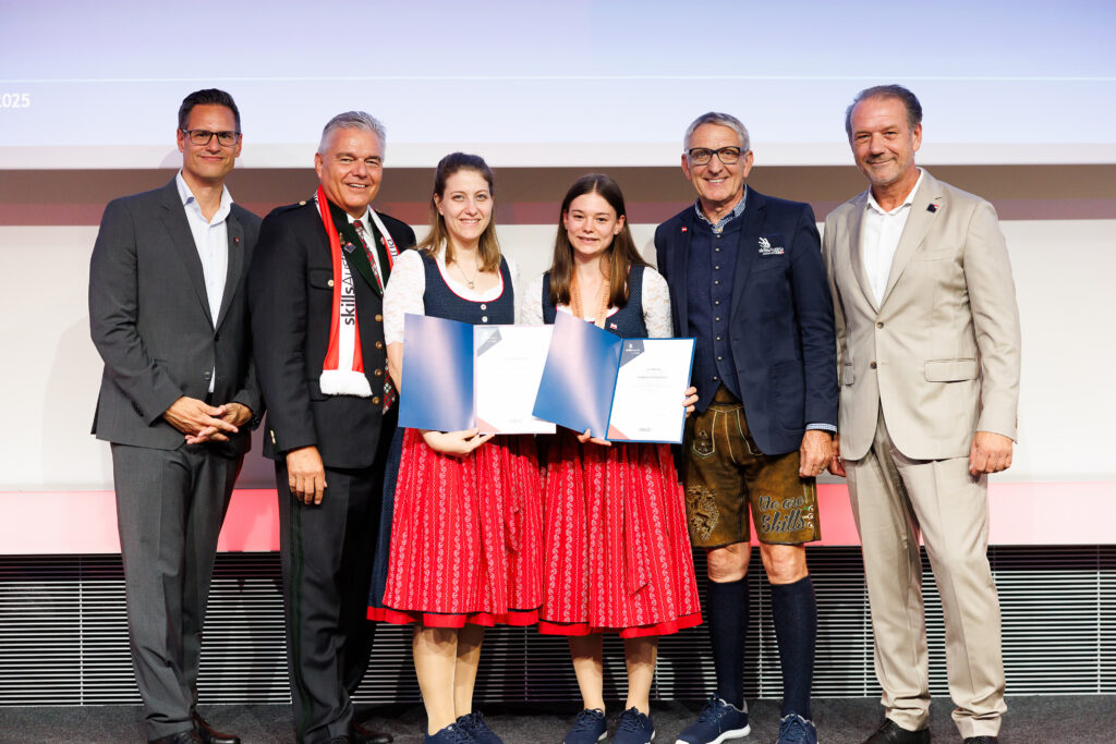 Auszeichnung für Lisa Schögl (v. l.): Thomas Csipko/Bawag, BIM Leo Jindrak, Expertin Veronika Schmidt, Lisa Schögl, SkillsAustria-Präsident Josef Herk, WKÖ-Vizepräsident Andreas Herz. © Florian Wieser
