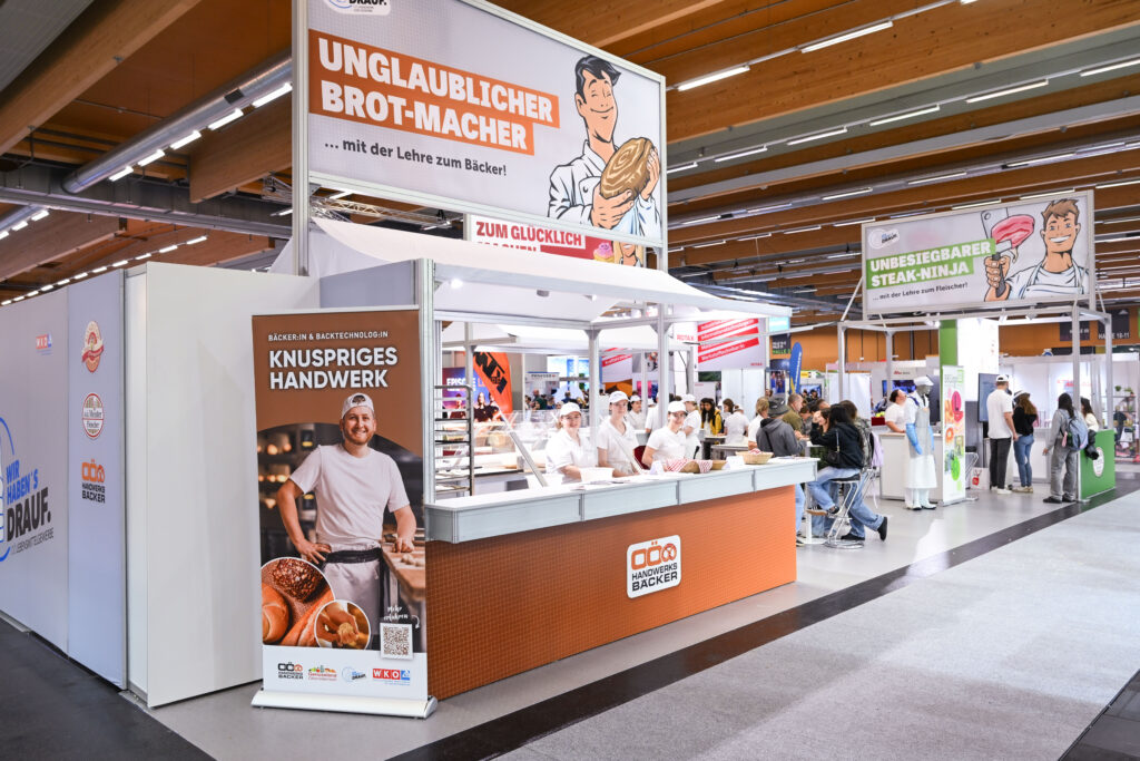 Am Stand der oberösterreichischen Bäcker:innen konnten Besucher:innen live erleben, wie Handwerksbrot entsteht – vom Teigkneten bis zum frischen Gebäck. © Andreas Röbl/WKOÖ