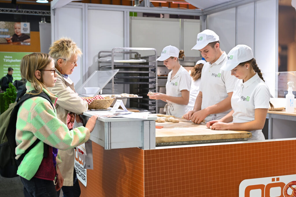 Live-Backen auf der Messe: Schüler:innen der Berufsschule Linz 10 zeigen, wie aus einfachen Zutaten duftendes Gebäck wird. © Andreas Röbl/WKOÖ