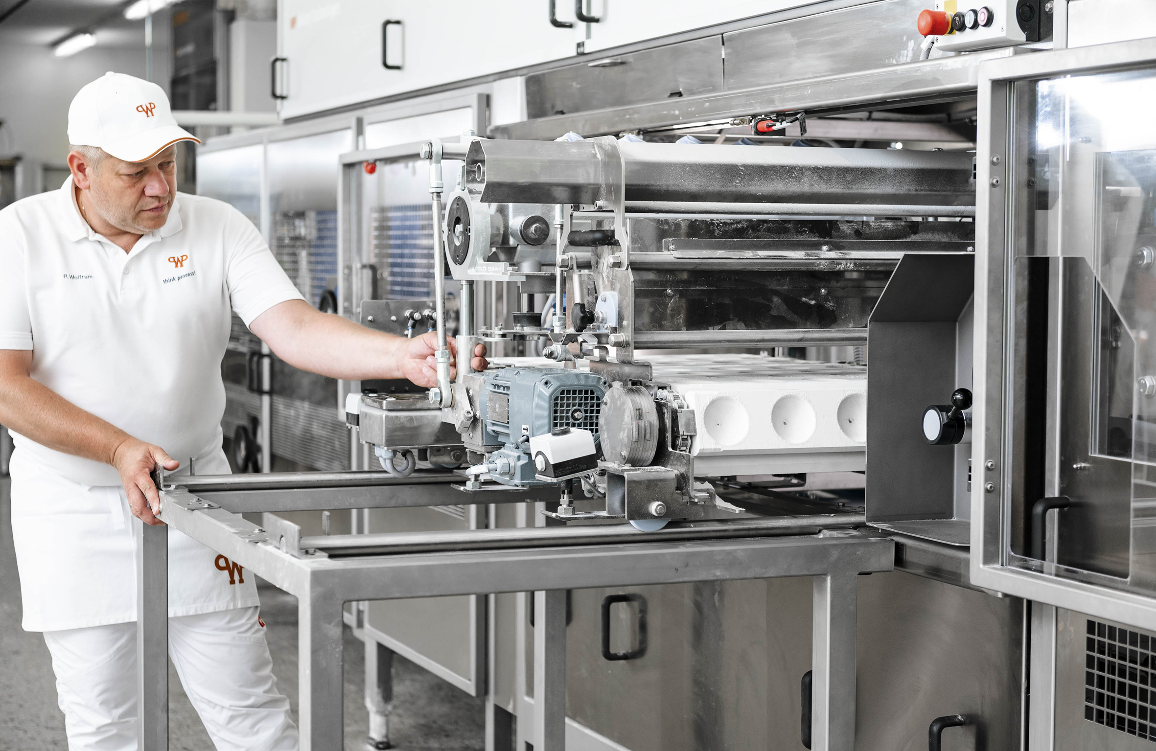 Die Brötchenanlage WP Multiroll ist sehr servicefreundlich konstruiert. Die Komponenten werden mit einem Schlitten aus der Anlage gefahren. © Beigestellt