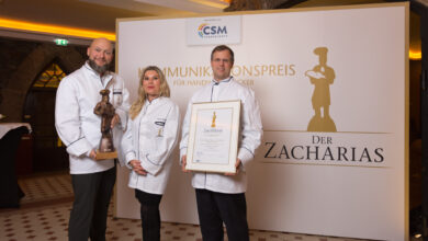 Glückliche Gesichter bei der 35. Verleihung des Zacharias-Preises. Über die Auszeichnung für die Kurt Mann Bäckerei & Konditorei GmbH & Co. KG freuten sich (v.l.n.r.): Michael Mann, Catrin Bartos und Dr. Christoph Horvatits. © Jens Gerholdt