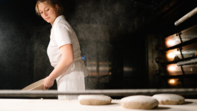 Mit Leidenschaft und Präzision: Natalie Frühwirth, Brotsommelière und Geschäftsführerin der Bäckerei und Konditorei Frühwirth in Altmelon, steht regelmäßig selbst in der Backstube – am liebsten, wenn es um neue Rezepturen und Brotkreationen geht. © pp media