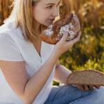 Brotsommelière Natalie Frühwirth genießt den Duft frisch gebackenen Brotes – Handwerk mit allen Sinnen.© pp media
