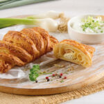 Das Butter-Croissant, ist mit Schinken, Frühlingszwiebeln, Käse und Crème fraîche gefüllt. © Beigestellt