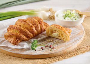 Das Butter-Croissant, ist mit Schinken, Frühlingszwiebeln, Käse und Crème fraîche gefüllt. © Beigestellt