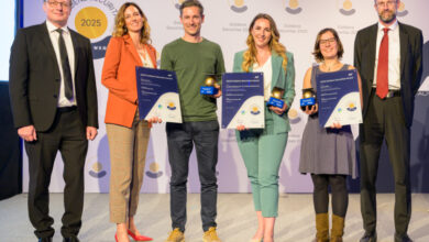 V.l.n.r.: Roland Pichler (Generaldirektor-Stv. AUVA), Caroliner Krammer (Direktorin Prävention & Leistungswesen AUVA), Nikolaus Purkarthofer (Purkarthofer Eis), Nadine-Isabelle Tonino (Pro Mente Salzburg – Gemeinnützige Gesellschaft für Arbeitsrehabilitation mbH), Katrin Kirchmayr (Roomle GmbH) sowie Rolf Gleißner (Leiter der Abteilung für Sozial- und Gesundheitspolitik WKÖ). Bild: AUVA / Richard Reichhart