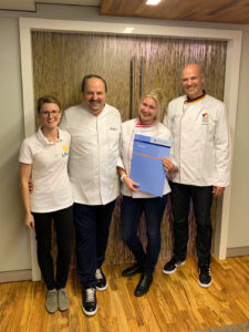 Beim Abschluss des Brotsommelier-Lehrgangs in Weinheim: Veronika Vernes, Geschäftsführerin der LMAk, Spitzenkoch Johann Lafer, Natalie Frühwirth und Bernd Kütscher, damals Direktor der Bundes- akademie Weinheim. © Beigestellt