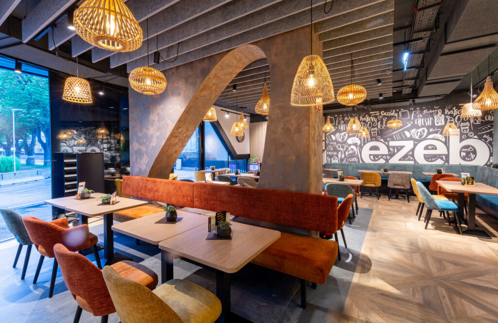 Schallabsorbierende Elemente aus Filz an der Decke und die stoffbezogenen Stühle und Bänke schaffen eine angenehme Atmosphäre..© Kim Nguyen