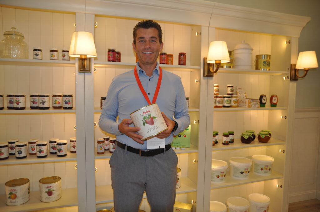 Matthias Darbo, Geschäftsführer des Tiroler Familienunternehmens Darbo, präsentierte auf der Anuga die neuen Sorten der „Sommerauslese“ und zeigte sich mit dem Interesse an den Fruchtaufstrichen äußerst zufrieden. © HaRo