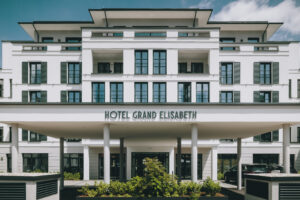 Konditorkunst trifft Hotellerie: Im frisch als Vier-Sterne-Superiorzertifizierten Hotel Grand Elisabeth in Bad Ischl verbindet sich die Zauner- Tradition mit moderner Gastlichkeit – inklusive süßer Wellnessmomente mit Schokolade. © JFK Photography © 2025