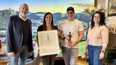 Die Preisträger des Zacharias-Finalistenpreises 2025 (v.l.n.r.): Frank Breuer (CSM Ingredients) überreichte die Zacharias-Trophäe „Best of 2025“ an Melanie Koll, Reinhold Koll und Anita (Bäckerei Koll).