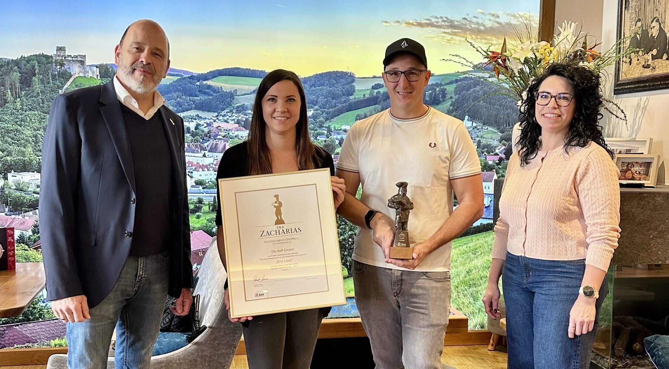 Die Preisträger des Zacharias-Finalistenpreises 2025 (v.l.n.r.): Frank Breuer (CSM Ingredients) überreichte die Zacharias-Trophäe „Best of 2025“ an Melanie Koll, Reinhold Koll und Anita (Bäckerei Koll).