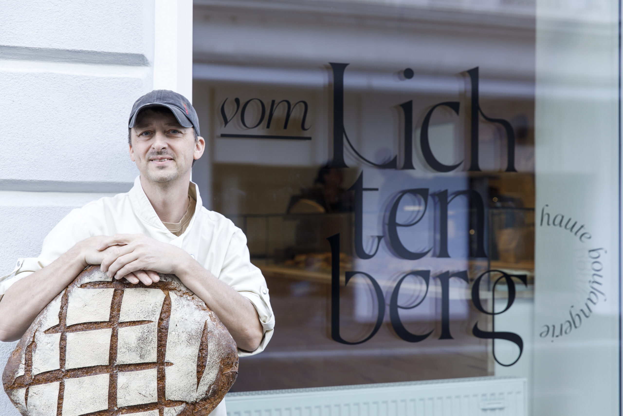 Meisterbäcker Peter Kirchengast vor seiner neuen Haute Boulangerie in Graz. © Beigestellt