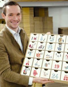 Nachfüllbar mit Köstlichkeiten ist der Adventkalender, den Philipp Zauner präsentiert.© Roland Graf