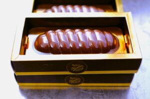 Bereit für den Versand: In der eigenen Manufaktur für den Bestseller stapeln sich die golden verpackten Stollen „wie in Fort Knox“. © Roland Graf