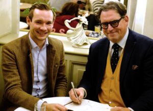 Im Gespräch über Handwerk, Tradition und Zukunft: Philipp Zauner mit Genussjournalist und ÖBKZAutor Roland Graf im legendären Café Zauner in Bad Ischl. © Martina Macho