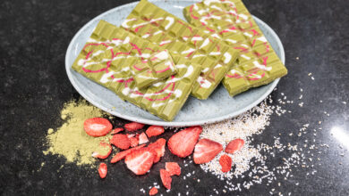 Die neue handgemachte Schokoladensorte "Matcha Strawberry" soll durch eine Kombination aus weißer Schokolade, Matcha, Amaranth, getrockneten Erdbeeren und Puffreis überzeugen. © Billa AG / Robert Harson