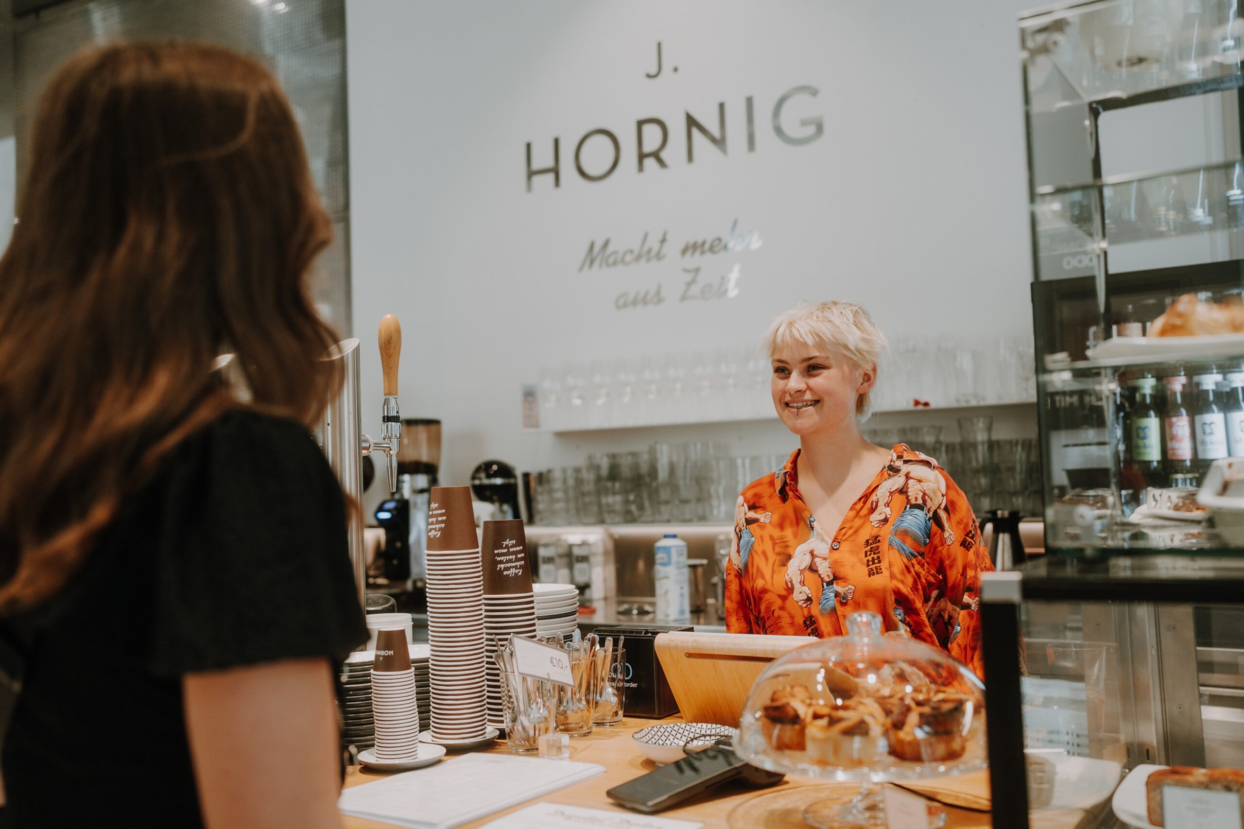 Baristi werden zunehmend zu Gastgeber:innen, die beraten, erklären und inspirieren. © Hornig