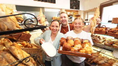 Nur hochwertige und regionale Zutaten kommen für den französischen Bäcker- und Konditormeister Gauthier Noppe für Croissants und Baguettes infrage. Im Bild mit Isabella Poinstingl (l.) und Verkäuferin Lina Langer. © Claudia Reisinger