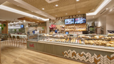 Ausgezeichneter Ladenbau von AICHINGER im STORE BOOK 2026 des dLv: die Filiale der Bäckerei Koll in Katzelsdorf © Michaela Begsteiger / AICHINGER