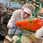 Valentina Otzelberger formte ihren kunstvollen Fisch mit viel Feingefühl und bewies erneut ihr Talent für anspruchsvolle Schaustücke. © Skills Austria