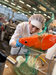 Valentina Otzelberger formte ihren kunstvollen Fisch mit viel Feingefühl und bewies erneut ihr Talent für anspruchsvolle Schaustücke. © Skills Austria