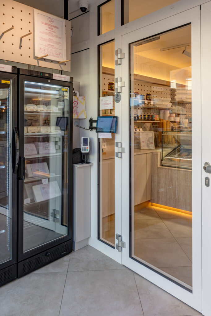 Im Windfang ist ein Mini-SB-Shop entstanden. © Aichinger