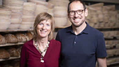 Antje und Gerhard Winkler in ihrer Backstube – das Ehepaar prägt den Familienbetrieb seit vielen Jahren gemeinsam. © Kapelari Studio