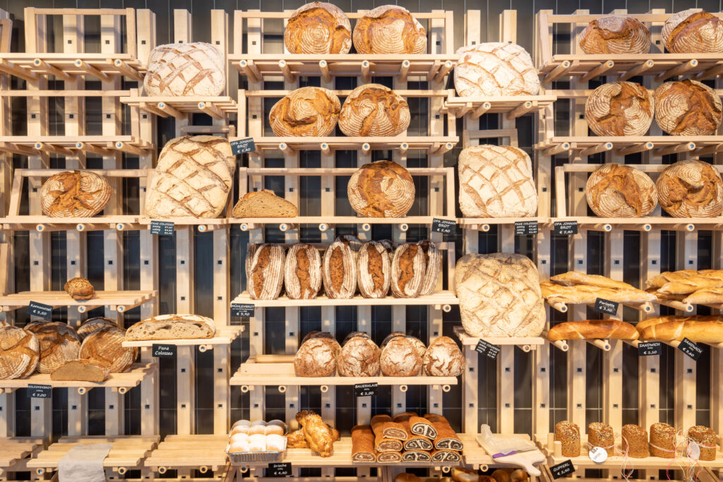 Moderner Ladenbau trifft Handwerk: Die Winkler-Filialen setzen auf klare Linien und eine starke Brotpräsentation. © Kapelari Studio