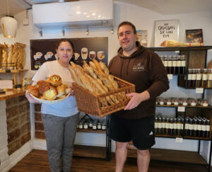 Gauthier und seine Verkäuferin Florentina Gaitan in der Filiale Mödling.© Claudia Reisinger