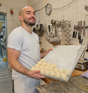 Stolz auf jedes Croissant: Thomas Chaibi in der Backstube.© Claudia Reisinger