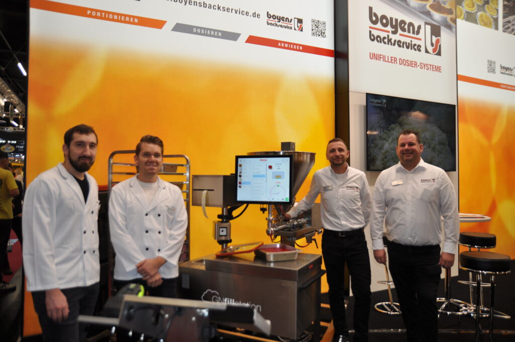 Dosiersysteme und Trennfett für die Gastronomie präsentierte Boyens Backservice (v. l.): Gerhard und Eduard Schmidt von der Menü- Catering GmbH sowie Key-Accounter Sven Tebbe und Gebietsverkaufsleiter Stefan Reiter.© HaRo