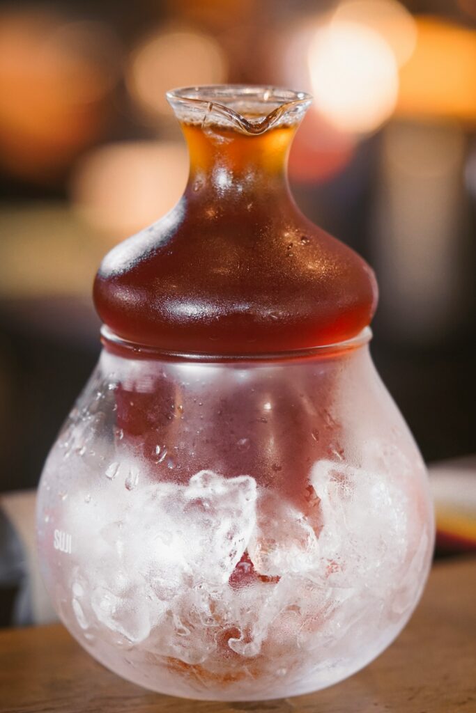 Cold Brew Tea lässt sich gut vorbereiten, standardisiert ausgeben und reduziert den Arbeitsaufwand im Tagesgeschäft – ein Vorteil für Wirtschaftlichkeit und Marge. © Unsplash / Kevin Kevin