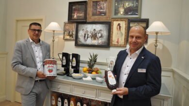 Marmeladen und Saucen samt praktischem Gastro-Spender stellten Darbo-Außendienst-Mitarbeiter Anton Viertaler (l.) und Gebietsverkaufsleiter Stefan Wallerstorfer vor. © HaRo