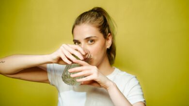 Tee wird 2026 zunehmend als eigenständige Genusskategorie wahrgenommen. Gerade junge Gäste greifen bewusst zu Teevariationen statt zu Kaffee, Softdrinks oder Alkohol. © Unsplash / Adolfo Felix