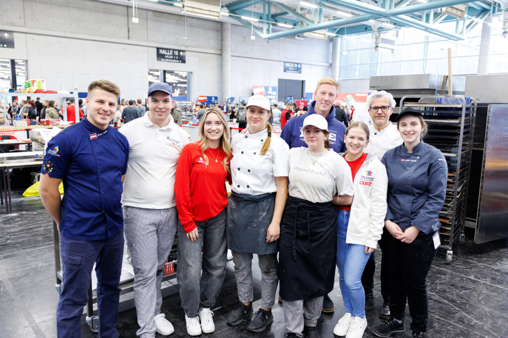 Die Bäckerjury Erwin Heftberger, Simon Sailer und Julia Kusel mit dem erfolgreichen Bäcker-Nachwuchs.© Skills Austria