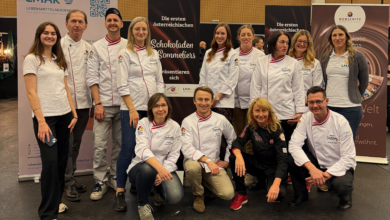 Schokoladen-Sommeliers auf der Kuchenmesse Wels vorne (v. l.): Theresa Grojer-Rupacher, Manuel Schickmaier, Brigitta Schickmaier, Michael Müller. Hinten (v. l.): Katharina Wihan, Helmut Wenschitz, Michael Salge, Laura Erler, Carina Greisberger, Maria Miglbauer, Bettina Breinesberger, Ulrike Fischereder, Eva-Maria McMannis. © messewels