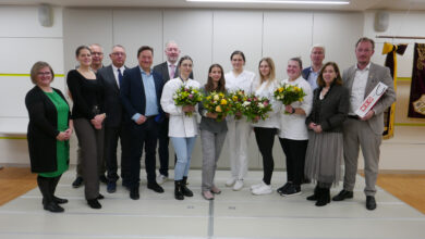Meisterfeier in Baden: Anna Lechner, GR Petra Haslinger, Günther Feldhofer, Robert Ableidinger, IM Christian Heiss, Ronald Köller, Dragana Vucenovic, Hannah Schrenk, Virginie Lang, Nadine Kleinlercher, Angelika Breuss, Gunnar Hamann, Direktorin Evelyne Platschka sowie Markus Ruess (v. l.). © Hilde Resch