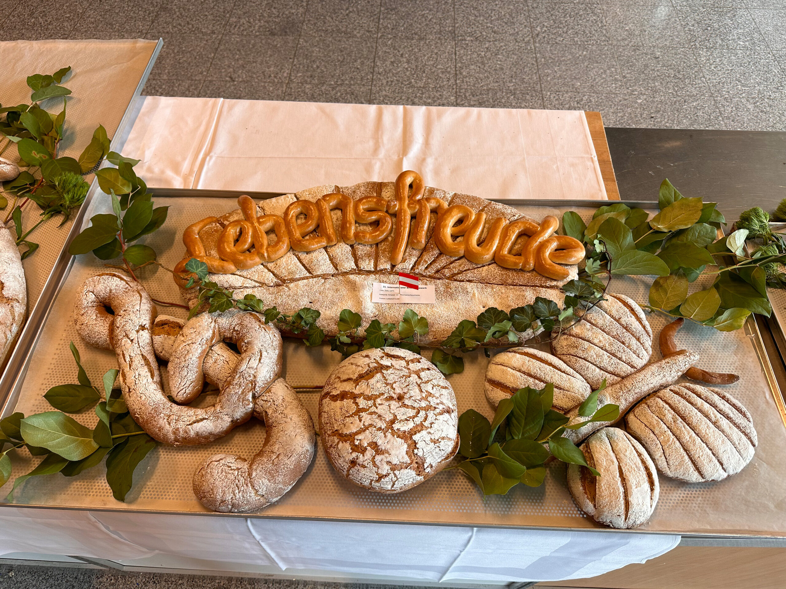 Schau- und Dekorstücke wie dieses kunstvoll gestaltete Arrangement zeigen, welches handwerkliche Niveau beim Österreichischen Brot- und Konditorenwettbewerb erreicht wird. 2026 stehen wieder kreative Exponate im Mittelpunkt. @ beigestellt