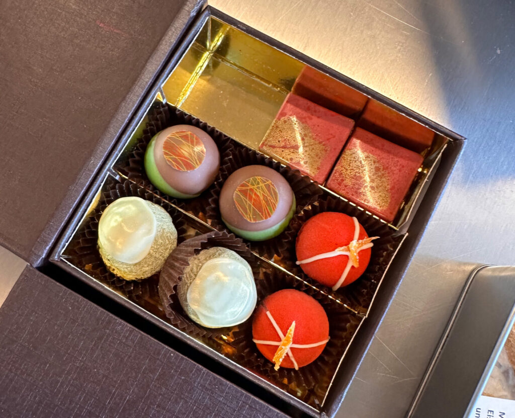 Feinste Pralinenkunst: Der Österreichische Konditorenwettbewerb 2026 sucht wieder kreative Handwerksstücke wie diese edle Auswahl. Neue Kategorien wie die ART-Praline bieten zusätzliche Bühne für Innovation. Bild: beigestellt