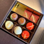 Feinste Pralinenkunst: Der Österreichische Konditorenwettbewerb 2026 sucht wieder kreative Handwerksstücke wie diese edle Auswahl. Neue Kategorien wie die ART-Praline bieten zusätzliche Bühne für Innovation. Bild: beigestellt